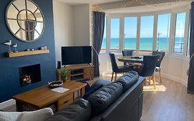 Worthing Beach 180 - 2 Bed Seafront Apartment With Private Parking